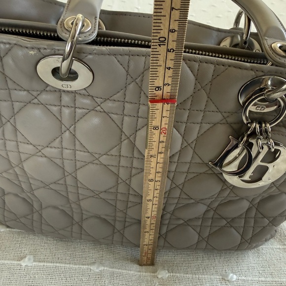 Dior Lady Dior bag Tote Bag grey color - Picture 8 of 13